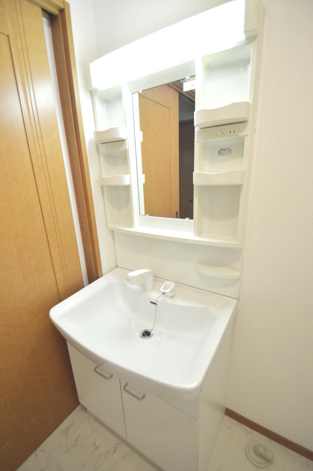 Wash basin, toilet. Local (10 May 2013) Shooting