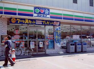 Convenience store. 373m until the Three F Funabashi Sakigaoka shop