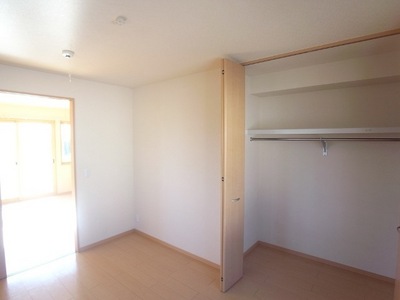 Living and room. Closet with a Western-style. It is recommended in the bedroom.