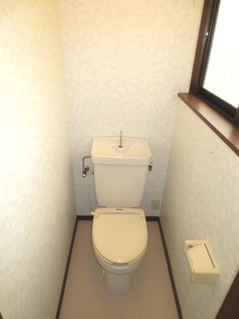 Toilet. bus ・ It is another toilet.