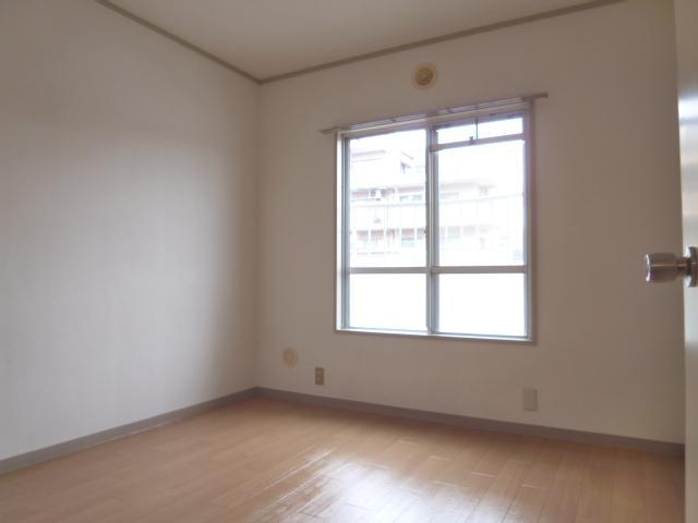 Other room space. Rooms can also be used as a children's room or closet