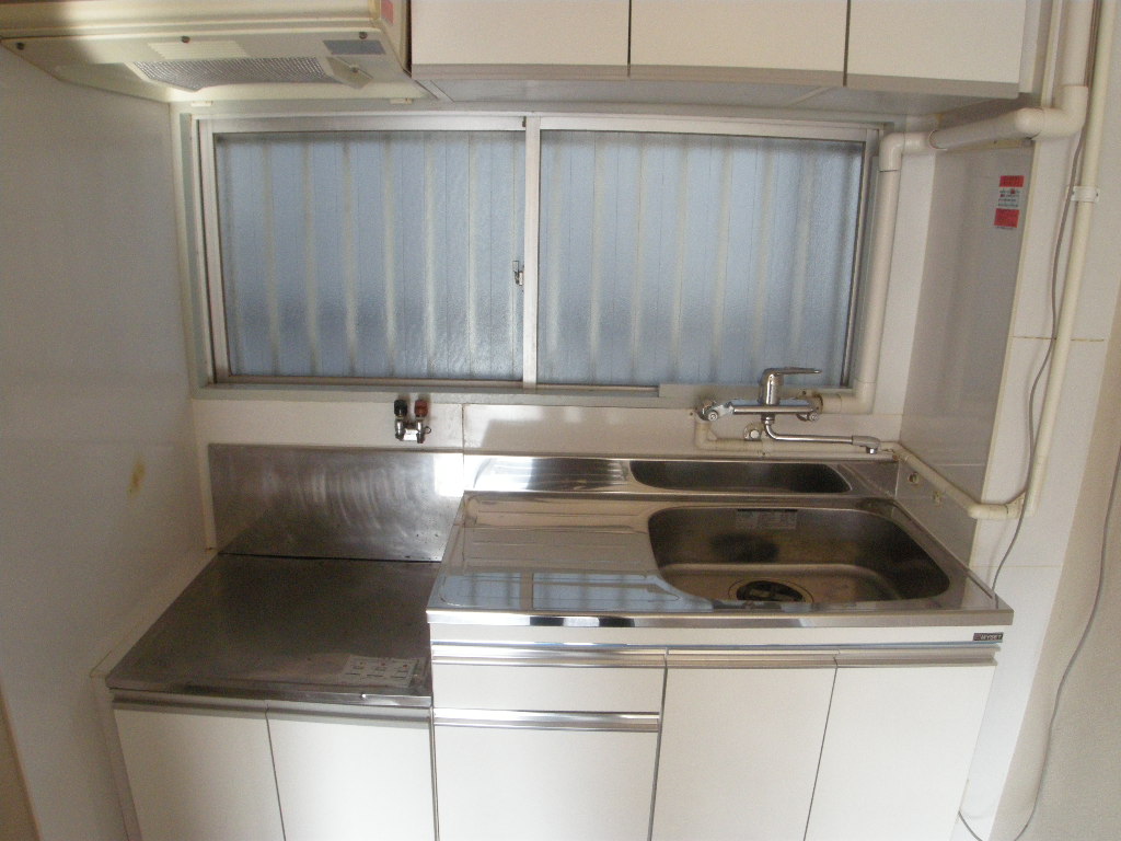 Kitchen. Two-burner stove installation Allowed (town gas)