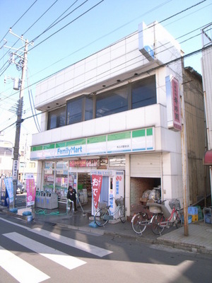 Convenience store. 1400m to Family Mart (convenience store)