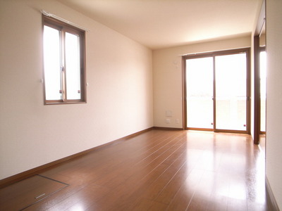 Living and room. Corner room is very bright with a bay window ☆