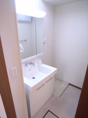 Washroom. With cool shampoo dresser ☆