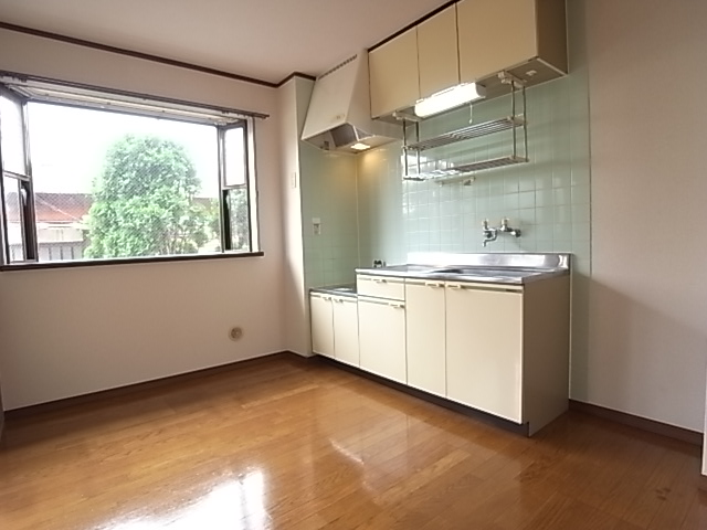 Kitchen. Gas stove 2 burners can be installed. Bright dining because there is a bay window.