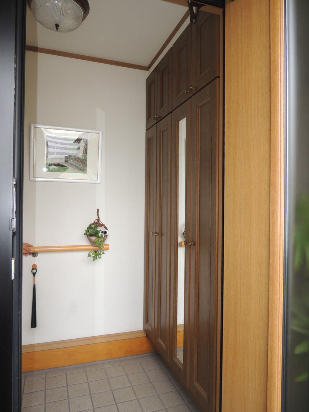 Entrance. Entrance ・ Shoebox