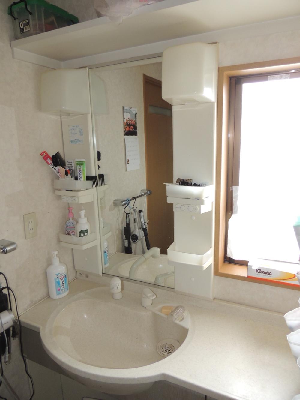 Wash basin, toilet. Interior
