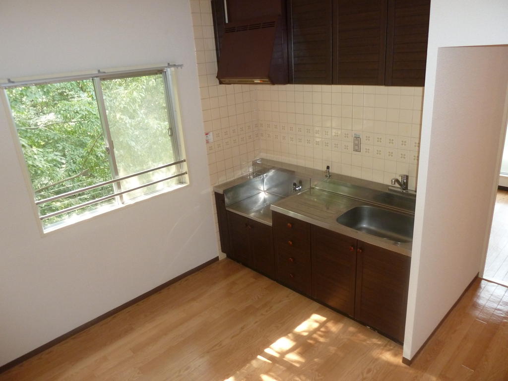 Kitchen. Two-burner gas stove is installed Allowed. 