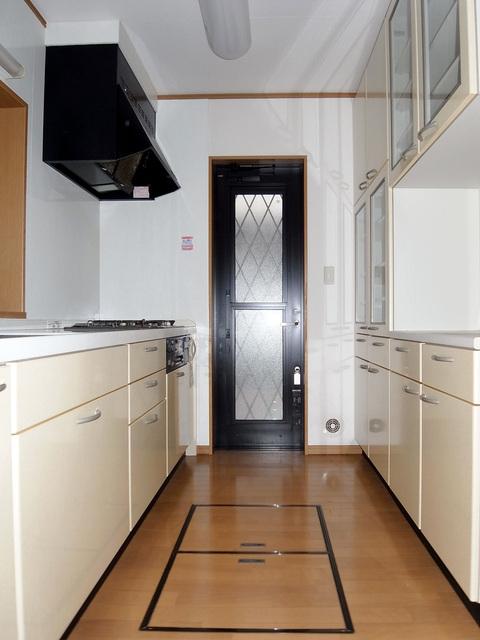 Receipt. Useful underfloor storage ・ With back door