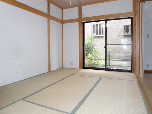 Non-living room. Can you use it in the living room and on earth