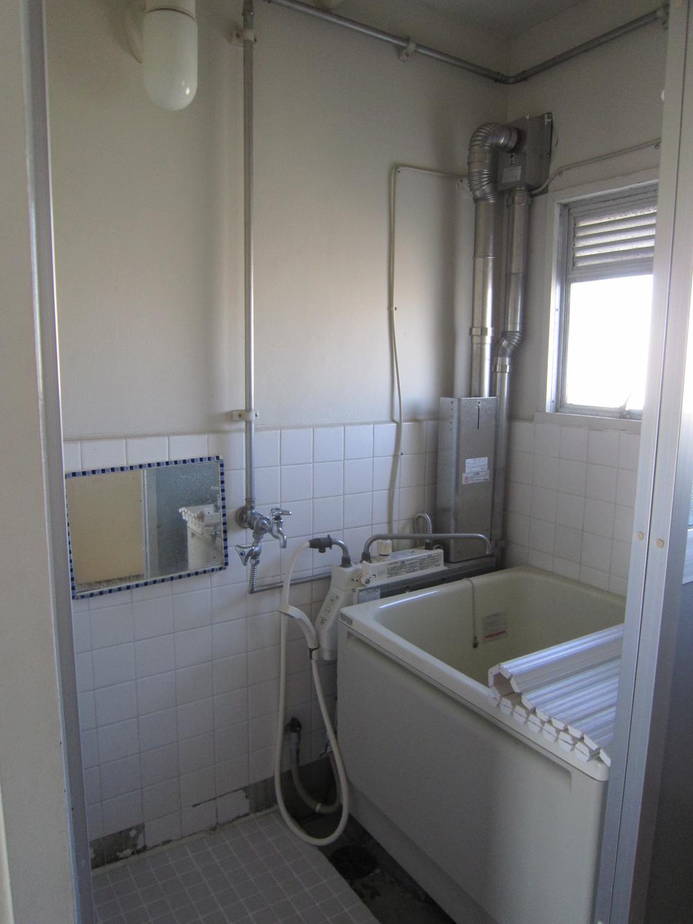 Bathroom. Indoor (12 May 2013) Shooting