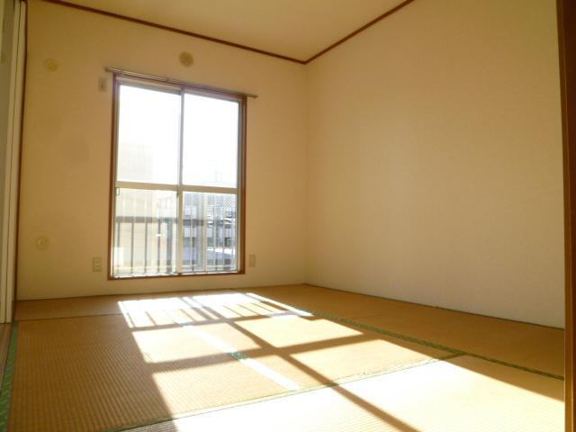 Living and room. It is with storage of Japanese-style.