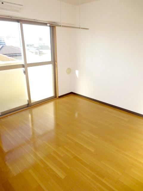 Living and room. Funabashi Station, It is a 9-minute walk.