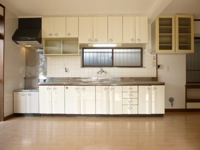 Kitchen. Wide is the kitchen dishes get on work space.