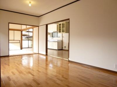 Living and room. Bright space facing the "first floor Western-style room about 9 Pledge" garden.