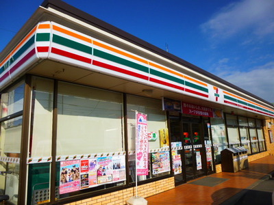 Convenience store. 850m to Seven-Eleven (convenience store)