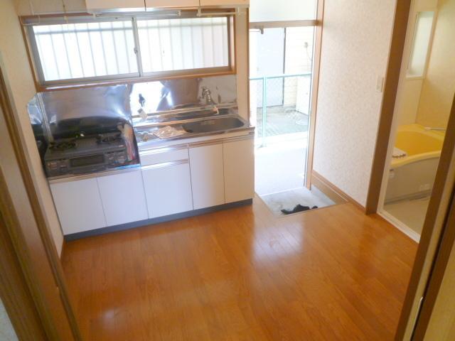 Other room space. Spacious kitchen. Refrigerator does not choose the size.