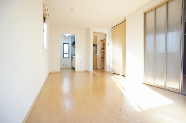 Living and room. Spacious living room ☆ Bright and I'm comfortable is a good 1 Kaikaku room