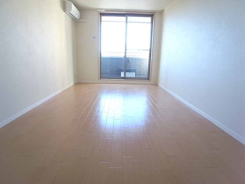 Living and room. Bright room in the west! It is life-friendly environment