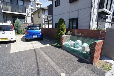 Parking lot. Next to the garbage storage facilities, Is parking. 