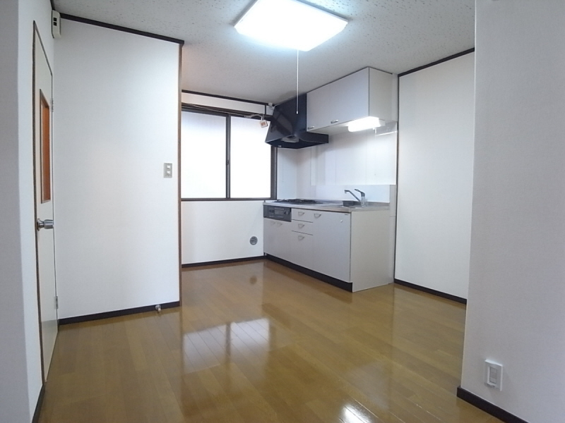 Kitchen. Flooring to clean is also a dining