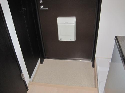 Entrance. Clean with a piece of the entrance space because shoes BOX is equipped