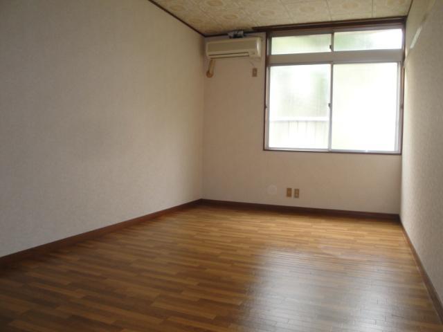 Living and room. It is a spacious living room space ☆