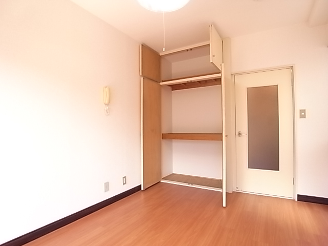 Living and room. Storage is a large capacity is divided into three stages.