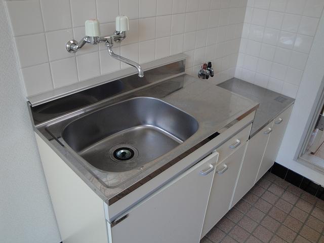 Kitchen. Two-burner stove is also installed Allowed.