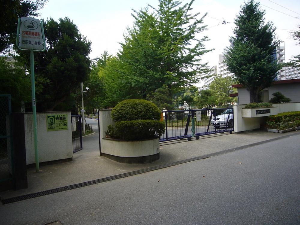Primary school. Because it is adjacent to the 400m Prefectural Gyoda park to Gyoda east elementary school, Nature is full. A 5-minute walk