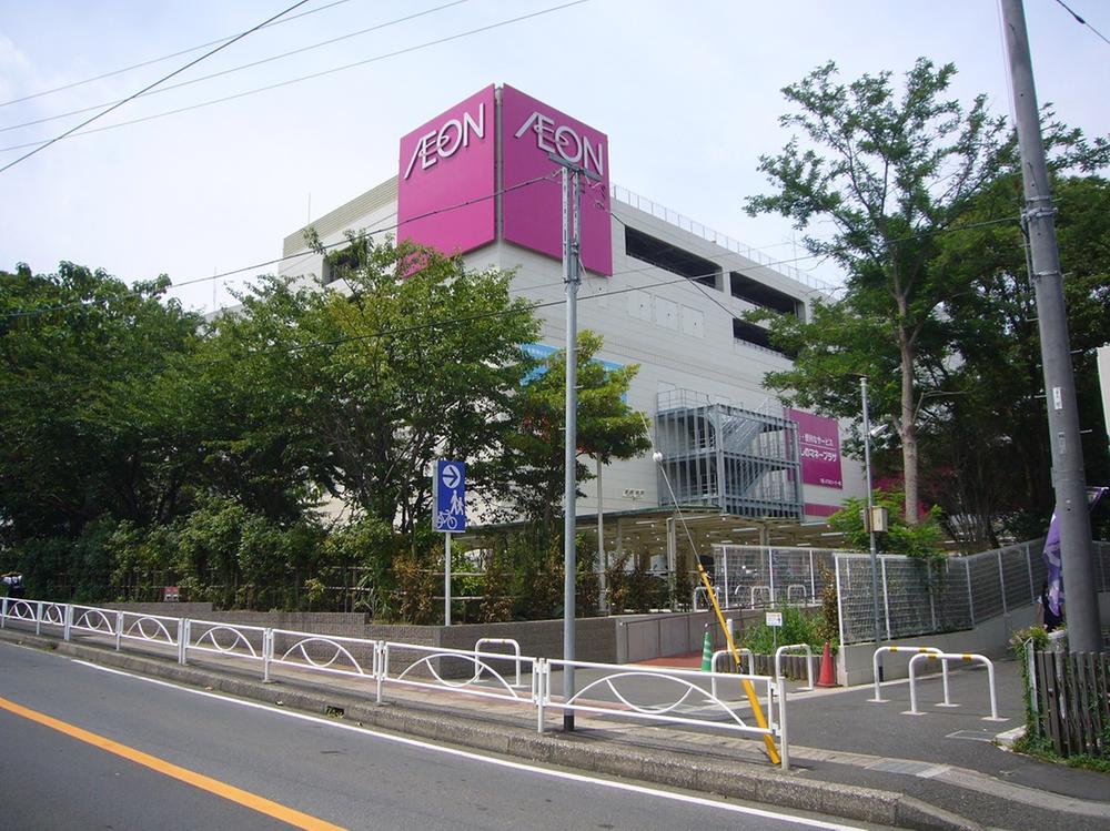 Shopping centre. Fun weekend because the 850m has held various events to Aeon Mall shopping. Walk 11 minutes