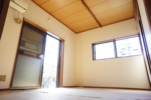 Living and room. Bright is a Japanese-style room!