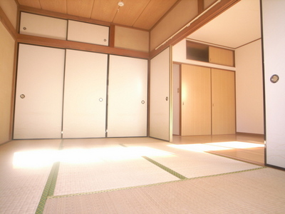 Living and room. It has been modified from the current Japanese-style rooms to Western-style