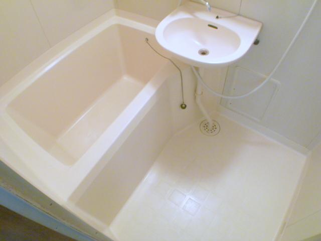 Bath. Washbasin