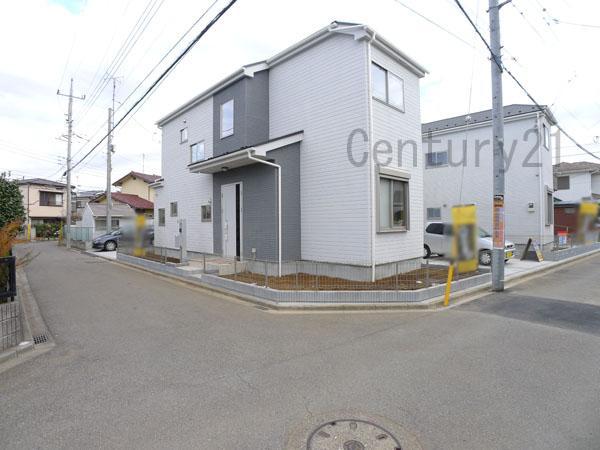 Local photos, including front road. Yang per good south-facing road