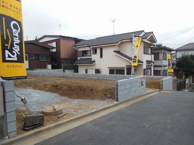 Local photos, including front road. Local (12 May 2013) Shooting