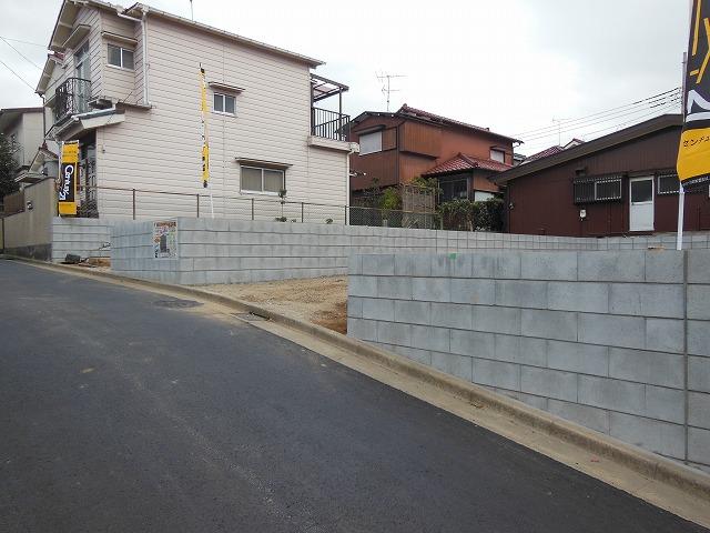 Local photos, including front road. Local (12 May 2013) Shooting