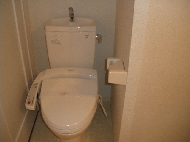 Toilet. Minis Funabashi shop brokerage commissions is 52.5% of the rent.