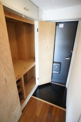 Receipt. Entrance of the housing has become versatile storage not only shoes. 