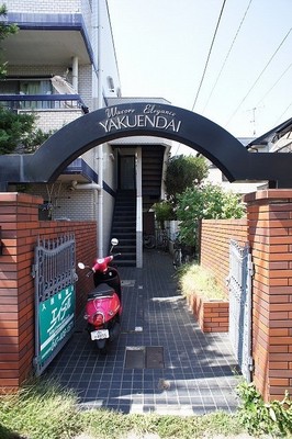 Other common areas. The entrance of the apartment from the road is a stylish gate. 