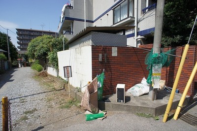 Other common areas. There is a park trash on the corner of the balcony side of the passage. 