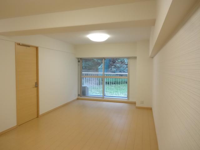 Living. Living another angle. We can expect green from the window, It is a healing space.