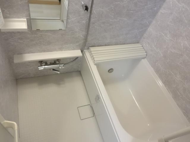 Bathroom. The latest unit bus is clean Easy, This is a featured non-slip floor without cool.