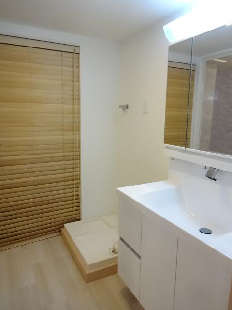 Wash basin, toilet. Storage capacity, Care is also simple washstand. Since the wide is 90cm You can use it in parent and child.