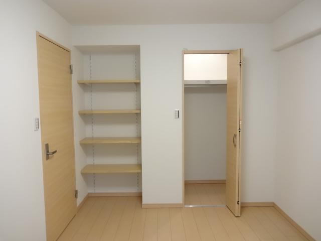Non-living room. Balcony side room is, Storage lot in the storage rack and walk-in closet! You can use a wide room.