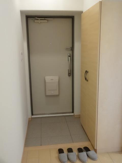 Entrance. The entrance of calm attire, Impressive large shoe box! It is safe even if full shoes of your family.