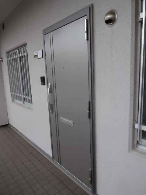 Entrance. Heisei for performing the entrance door replacement construction work in 21 years, It is high entrance door of crime prevention in the beautiful.