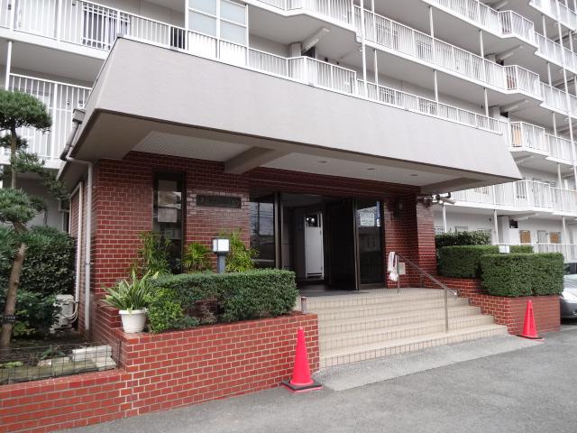 Entrance. Entrance is tiled. Here reported comes janitor.