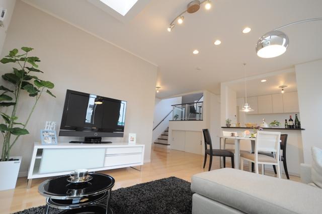 Same specifications photos (living). Living example of construction LDK19 Pledge of gradient ceiling. Face-to-face kitchen fixtures counter